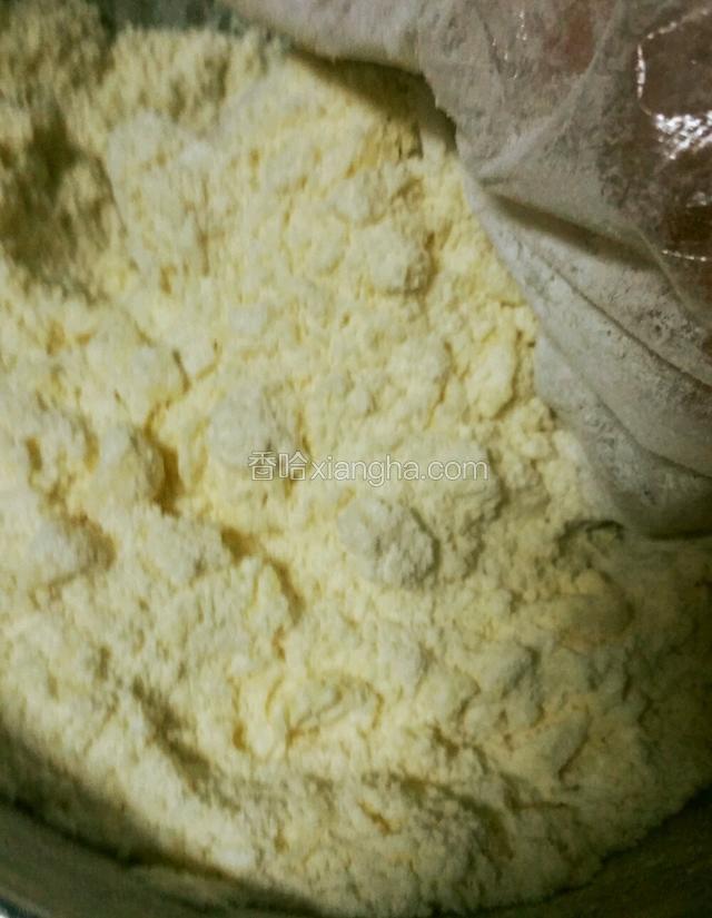 加入面粉，揉搓，搅拌，搓成粗粒状；