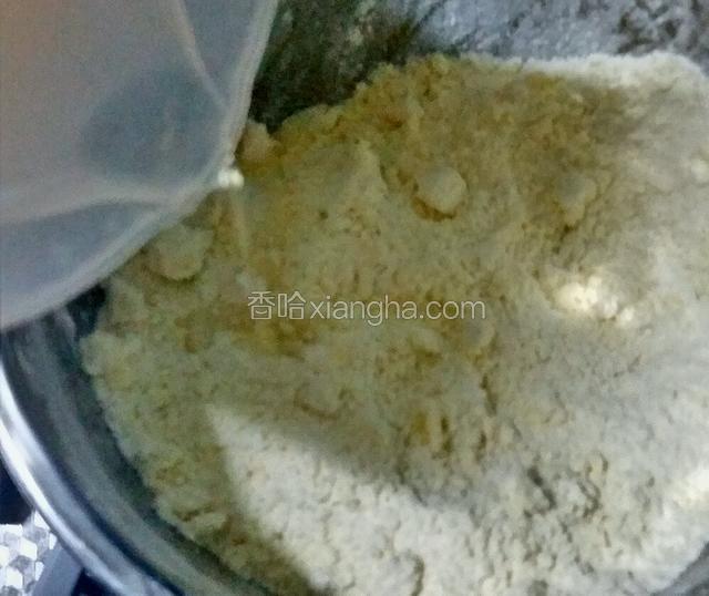 加入水60g，边加边搅拌，根据面粉吸水性不同，加水也略有差别；