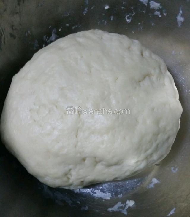 揉成光滑的面团，放在盆中盖上保鲜膜待用；