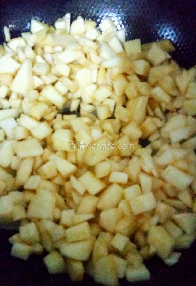 在翻炒过程中加入大勺的糖，甜度自己把握，我是放了50g，甜度正好；
挤适量柠檬汁；
加一点水；
看苹果变色后，加一大勺淀粉翻炒至粘稠；