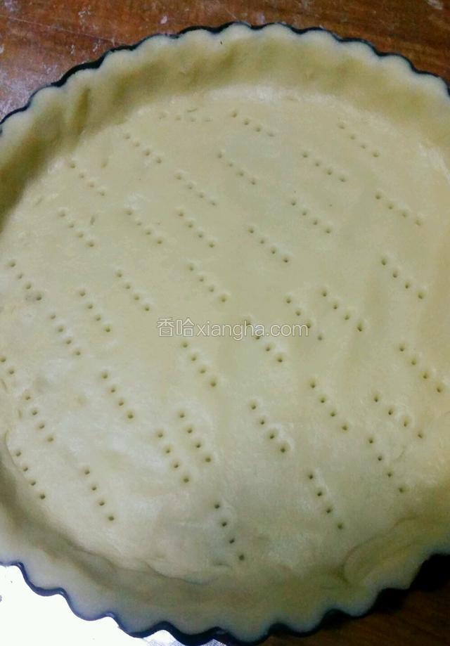 接下来就是做饼皮和编织的过程了~将面团以2:1比例分开，大的部分做饼底，小的做编织网格。将大的面团擀圆铺去派盘中，整理后，去掉多余部分；用叉子在底部插出小孔；