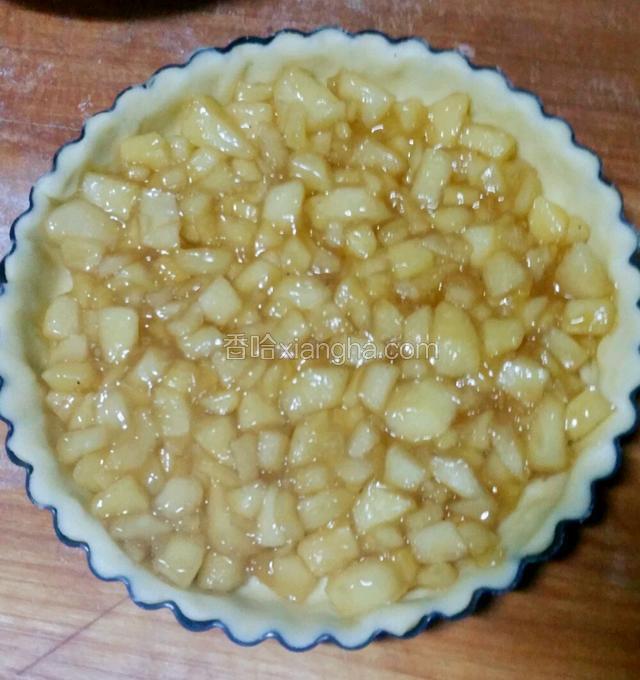 将做好的苹果馅均匀地铺在派皮上；
