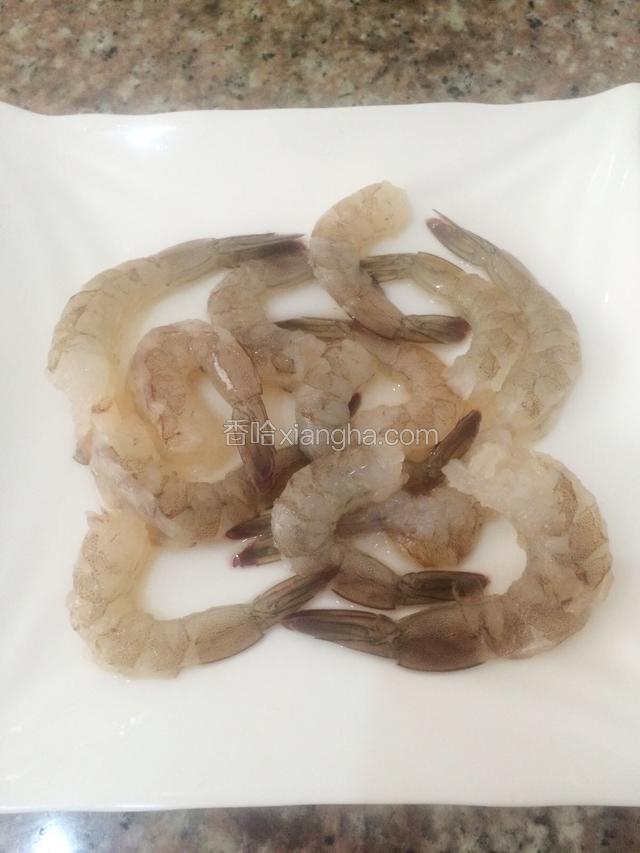 基围虾去头剥虾壳，开背，挑出虾腺。