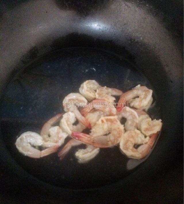 锅烧开水后倒入腌制好的虾仁，焯水后捞出过凉。