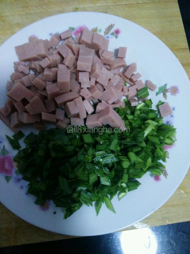 韭菜洗干净切小片，午餐肉切粒