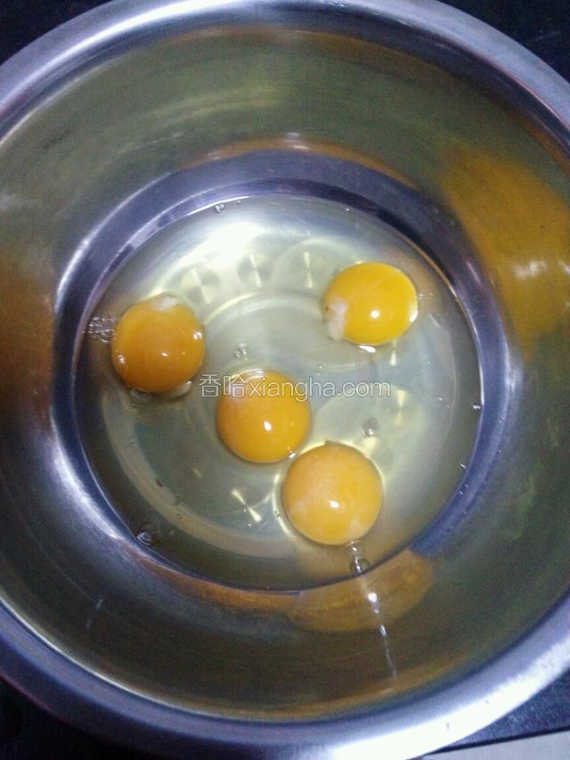 鸡蛋打入盛米饭的容器里