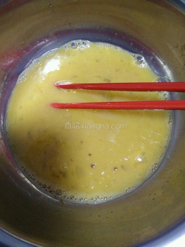 鸡蛋打散，加盐，料酒等调味品搅拌均匀