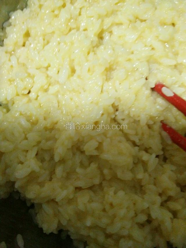 米饭倒入之前准备好的蛋液里，搅拌均匀，每一粒米饭都沾到蛋液
