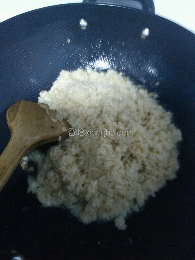 再次热油锅，爆香蒜粒，下米饭