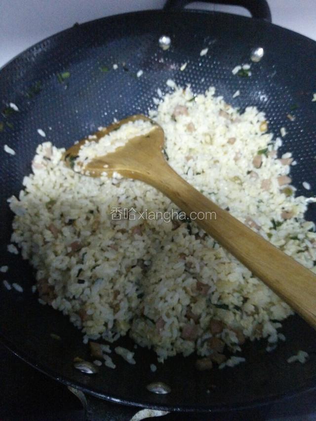 加入炒好的韭菜午餐肉