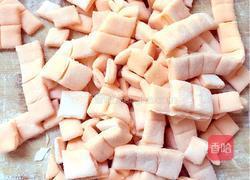 肉末香芹炒麻食的做法图解2