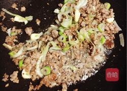 肉末香芹炒麻食的做法图解7
