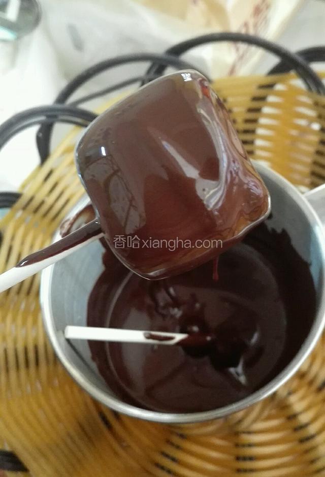 取步骤二中的一个棒棒糖翻裹上黑巧液体