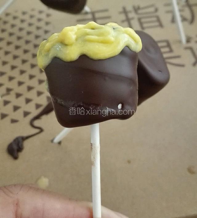 待巧克力凝固后，用管状巧克力笔开始DIY