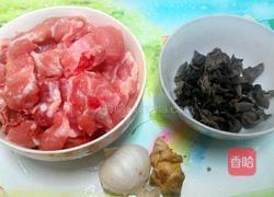 排骨蒸木耳的做法图解1
