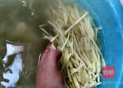 土豆炒鸡蛋的做法图解1