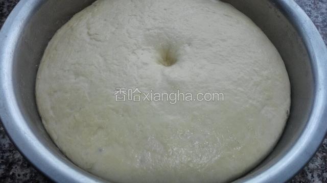 发酵至2.5倍大，可以头天晚上揉好放冰箱冷藏发酵，第二天早晨回温再做！