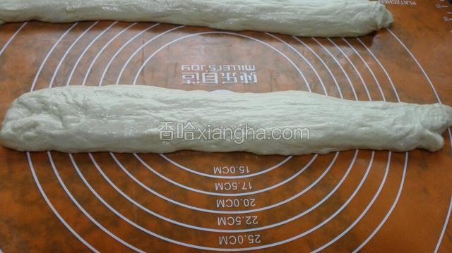发酵好的面团不要过分揉出气泡，拿出整形，整成长条状，用手或擀面杖擀扁！