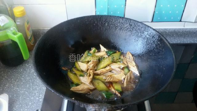 在下入腐竹片和少许盐翻炒均匀