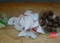 牛肉丸子氽萝卜的做法图解1