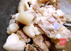 猪蹄黄花菜根汤的做法图解2