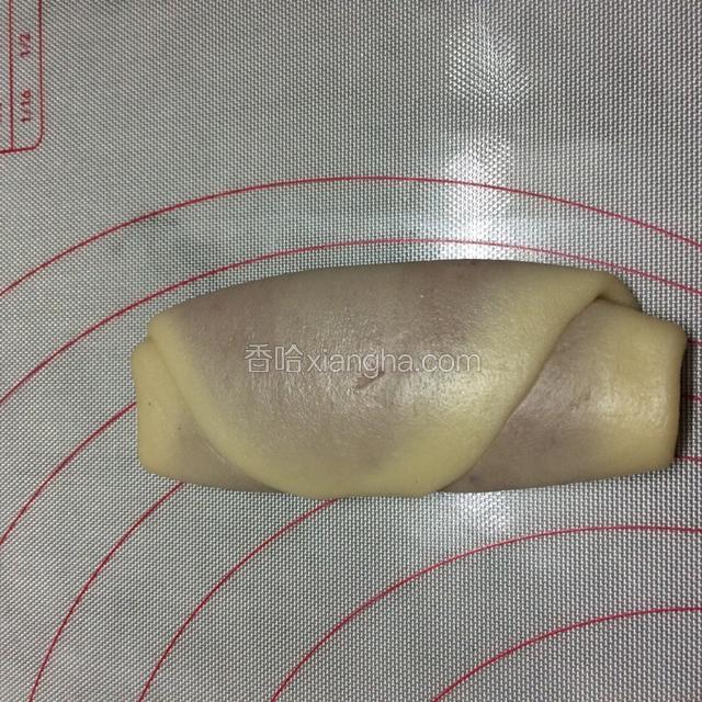 擀好后，从上往下卷