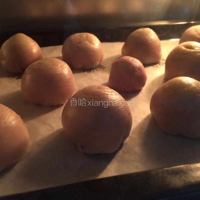 送进烤箱，烤20分钟，注意观察