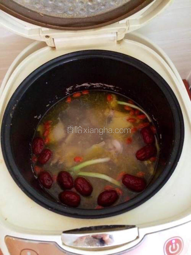 等煮至最后十分钟时，加入红枣，枸杞，葱白一起煮。煮好后加入适量盐就可以了。