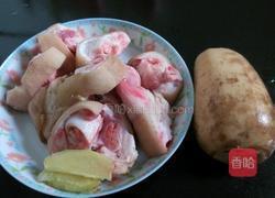 猪脚莲藕汤的做法图解1