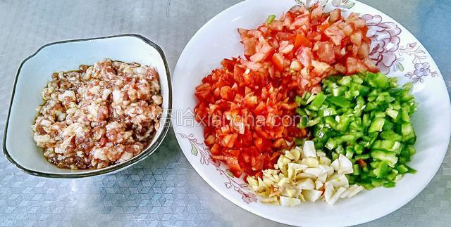 肉末用盐、生抽、料酒腌制１０分钟，其它食材切成细小的丁。