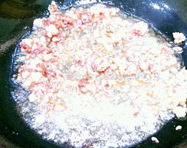 点火起油锅，将肉末在锅内划散变色后盛出。
