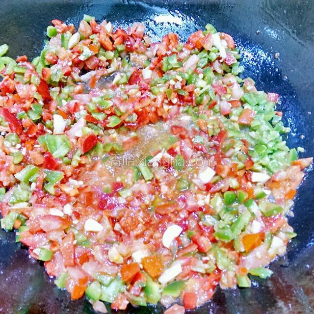 再将蕃茄和双椒丁放入锅内炒至八成熟，并加适量盐。