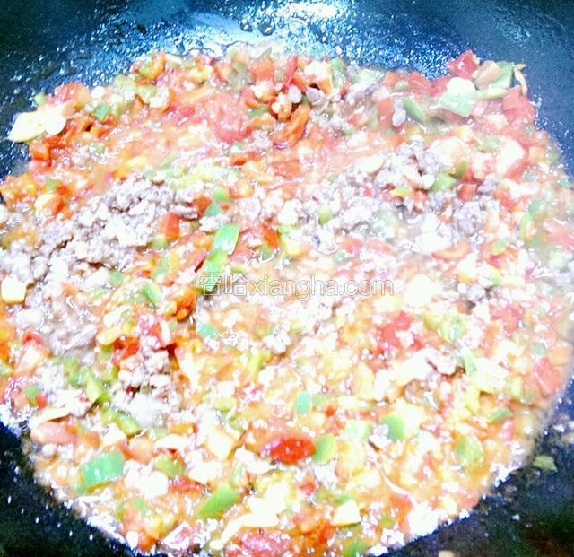 再将肉末倒入锅内，炒一分钟后出锅。