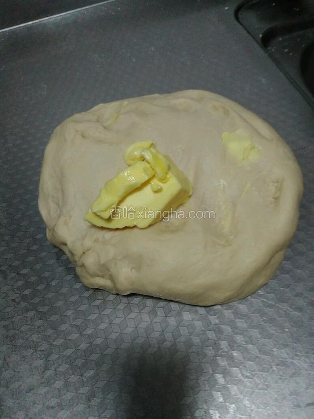 这时加入黄油继续揉啊揉不停的揉