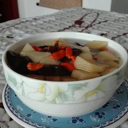 苹果木耳枸杞汤的做法[图]