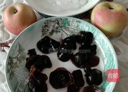 苹果木耳枸杞汤的做法图解1