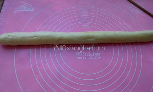 拿出一块面，搓成长条，抹上点油
