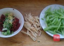 牛肉丝炒芹菜的做法图解1