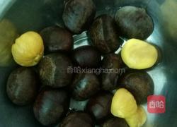 电饭煲栗子鸡的做法图解1