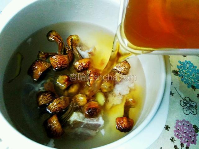 加入姬松茸，并把泡姬松茸的水过滤沙土等杂质后，一起倒入汤锅中。