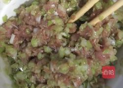 猪肉芹菜饺子的做法图解1
