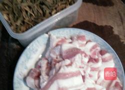 豇豆干烧肉的做法图解1