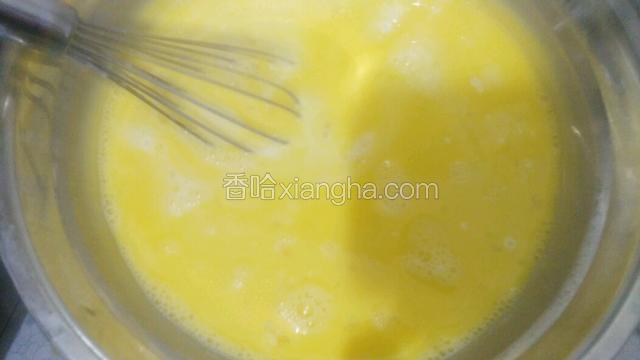 把牛奶液慢慢倒入鸡蛋液 一边搅拌