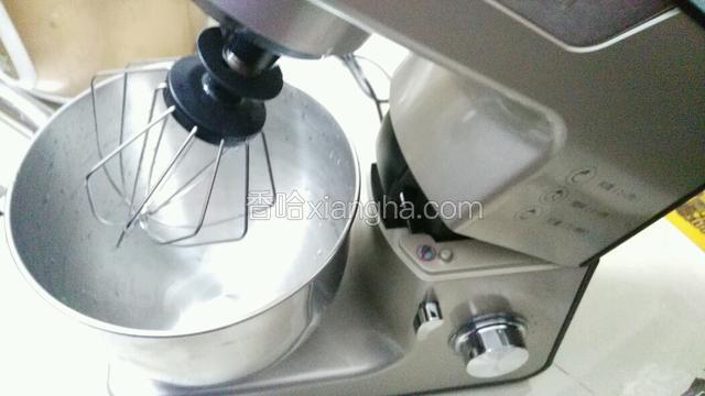 这个时侯可以打奶油 打至有纹路