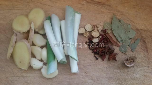 准备葱，姜，蒜和其它调料