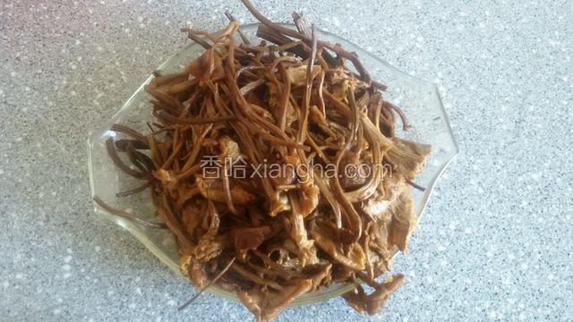 干茶树菇提前泡洗干净，去掉根和杂质的部份，留下干净好的备用