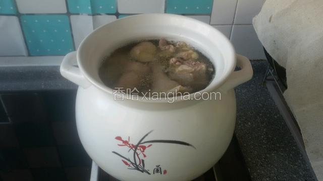 然后在把砂锅放入适量水，水开后下入焯水鸡块