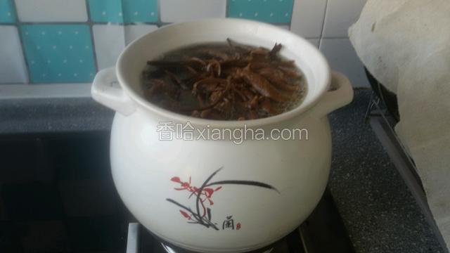 在把茶树菇下入，再次开锅把少许浮末去掉