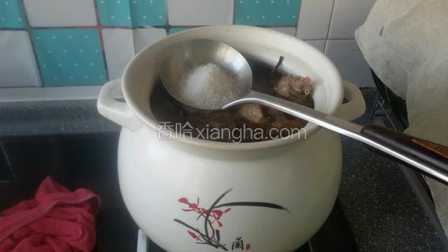 在放适量粗盐，增加咸味