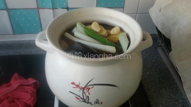 最后把剩下调味料一同放入